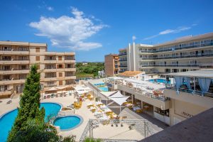 Piscinas y edificios del BJ Playamar Hotel & Apartamentos